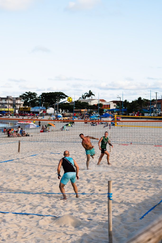 É nesta parte da praia que você já encontra disponível uma área reservada para os esportes: Voleibol e Futevôlei. 