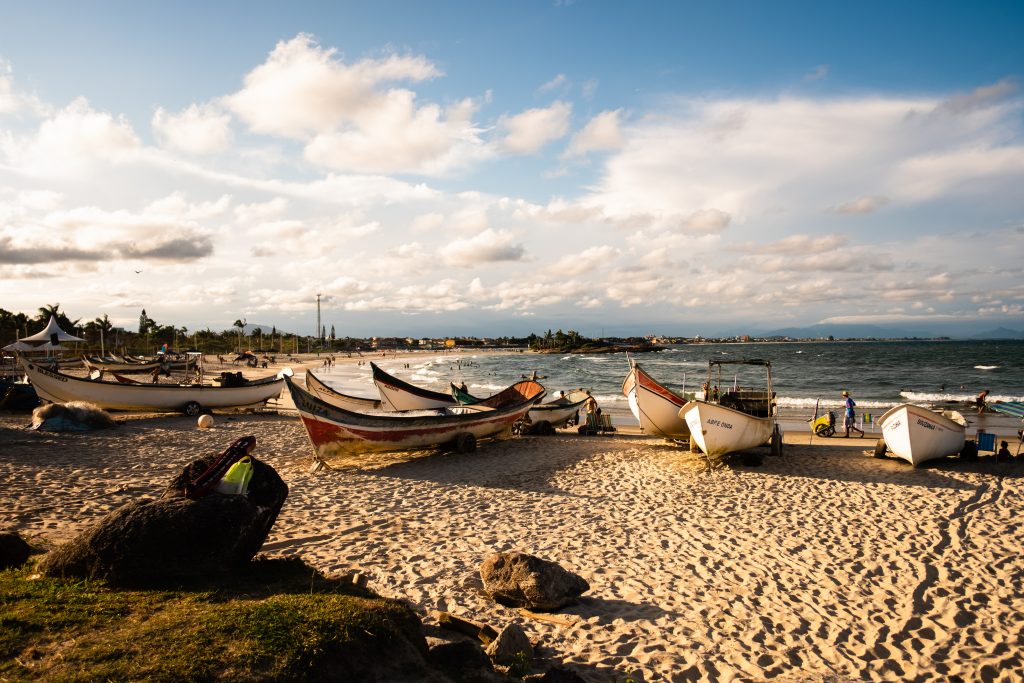 Local onde barcos nativos estão ancorados para realização de atividades relacionados a pesca. 