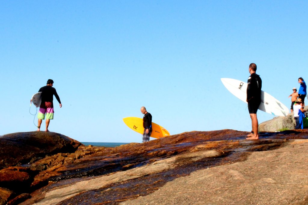 Surfistas usam a 3ª pedra, para cair no mar.