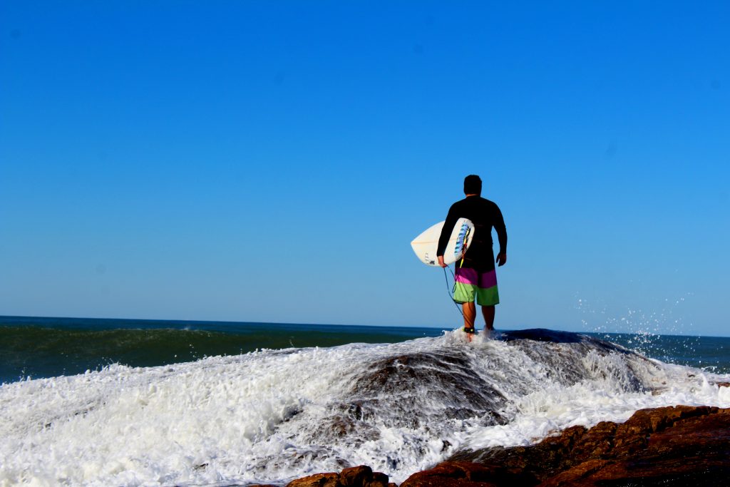 Surfistas usam a 3ª pedra, para cair no mar.